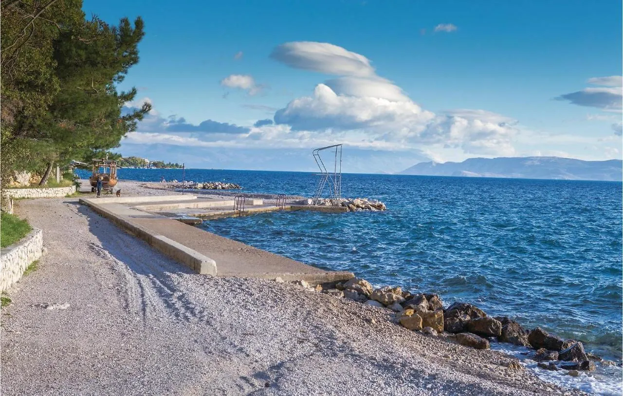 2 Bedroom Awesome Home In Dramalj Hébergement de vacances